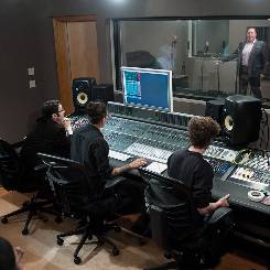 音乐产业专业的学生可以住在校园里的音乐生活学习社区。