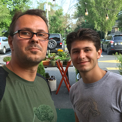 Nikodem Poplawski博士和Michael Del Grosso ' 23在新泽西，作为他们夏季研究的一部分。