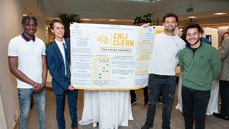24年的Jack Quander(右二)和他的队友开发了“Cali Clean”。