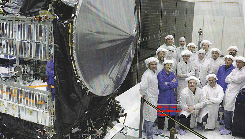 安·考克斯83号(左，蓝色)与黎明号宇宙飞船团队成员。