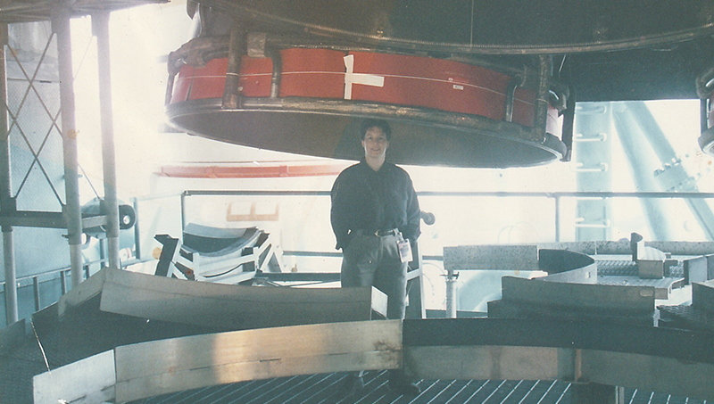 安·考克斯83年在肯尼迪航天中心发射台在三个航天飞机主引擎之一下。