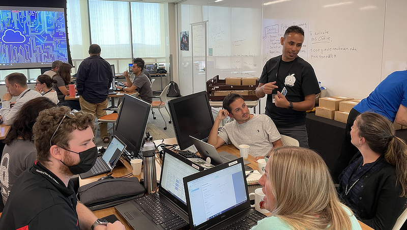 作为GenCyber教师学院的一部分，Mehdi Mekni博士与Joel Padilla(中间，穿灰色衬衫)和其他教育工作者交谈。