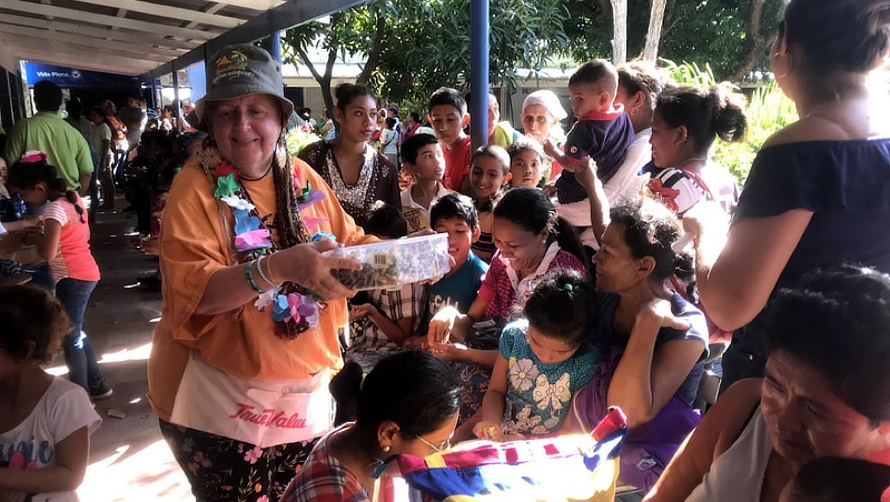 2020年初，在尼加拉瓜，奥德丽·布隆丹医生向排队接受视力检查的患者发放糖果。