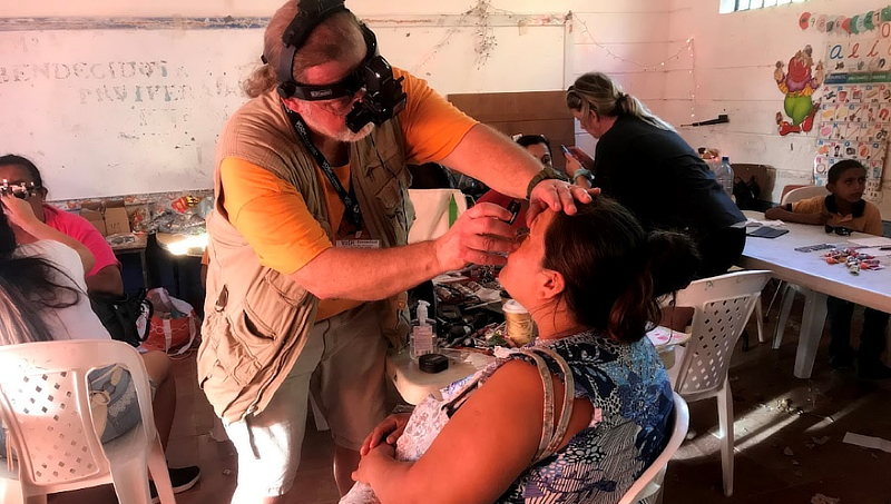 2020年初，马修·布隆丹医生在尼加拉瓜进行眼部检查。