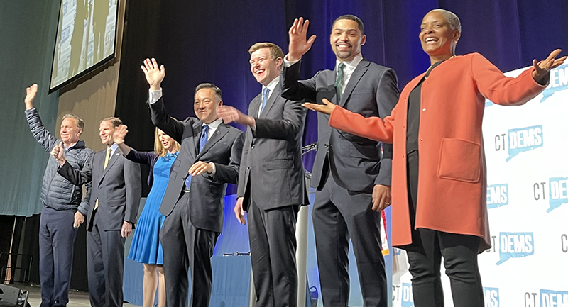 埃里克·拉塞尔09年(右二)和康涅狄格州的几位民主党领导人和立法者。
