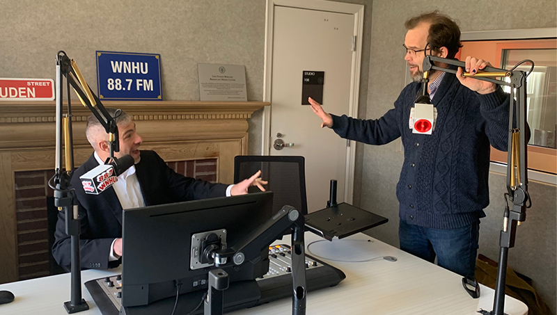 Jeffrey Treistman博士(左)和Matthew Schmidt博士，在WNHU，大学的广播电台。