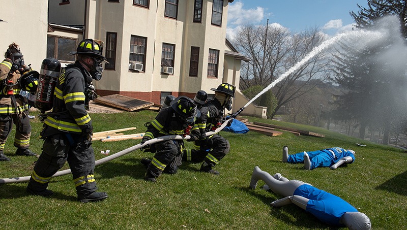 消防科学专业的学生回应模拟事件。