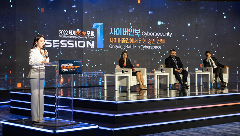 2022年世界新兴安全论坛网络安全论坛。舞台上，从左到右:奥莱娜·列侬;John Hultquist, Mandiant Corporation副总裁;斯蒂芬·韦特海姆，卡内基国际和平基金会高级研究员