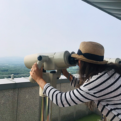 奥莱娜·列侬在朵拉天文台用双筒望远镜观察朝鲜