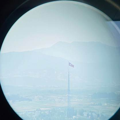 朵拉天文台的双筒望远镜拍摄的朝鲜国旗