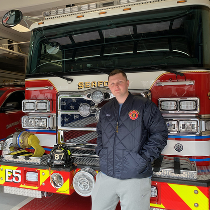 特雷弗·霍姆斯今年23岁，是特拉华州西福德的一名志愿消防员。