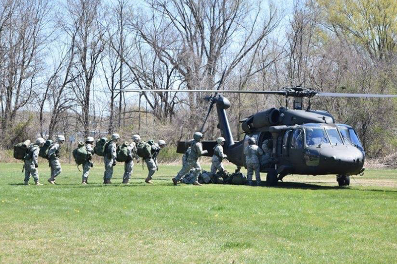 纽黑文大学ROTC项目的学生们正在进入一架直升机。德赢vwin官网AC米兰android版下载