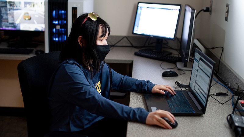 的形象cybersurity学生在电脑上。