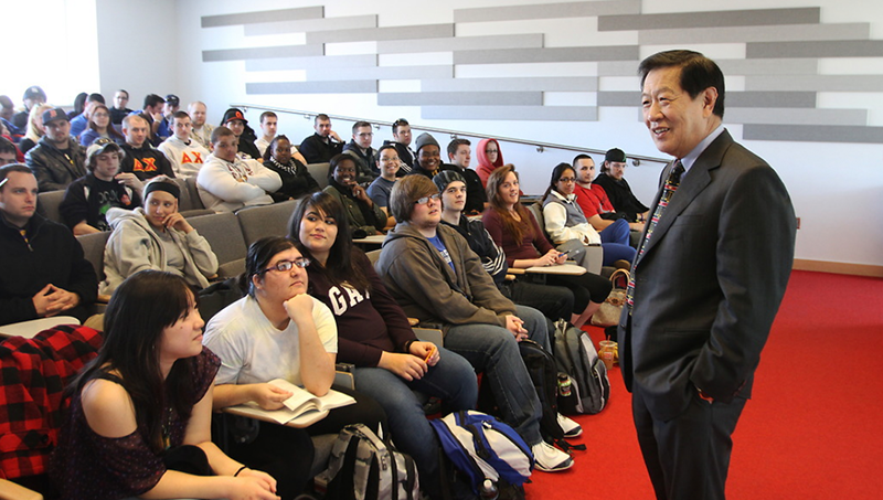 亨利·李博士在纽黑文大学的学生面前讲话。德赢vwin官网AC米兰android版下载