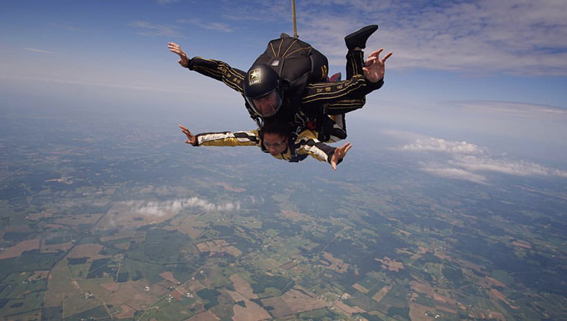 Danielle Desjardins跳伞的图片。