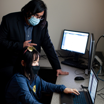 瓦希德·贝扎丹博士和一名学生的图像。