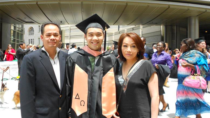 图片来源:Alvin Tran, s.d.,英里/小时, and his parents at his graduation from Emory University.
