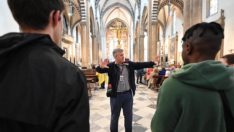 凯文·墨菲博士带领学生们参观了圣玛利亚大教堂。