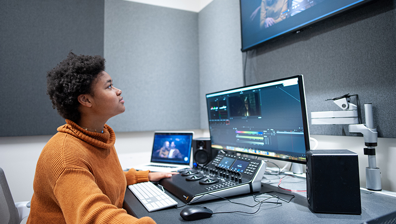 贝尔加米中心的视频制作工作室为学生提供了动手的机会。