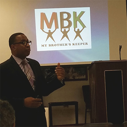 Darryl Mack ' 91向MBK学生演讲的图片。