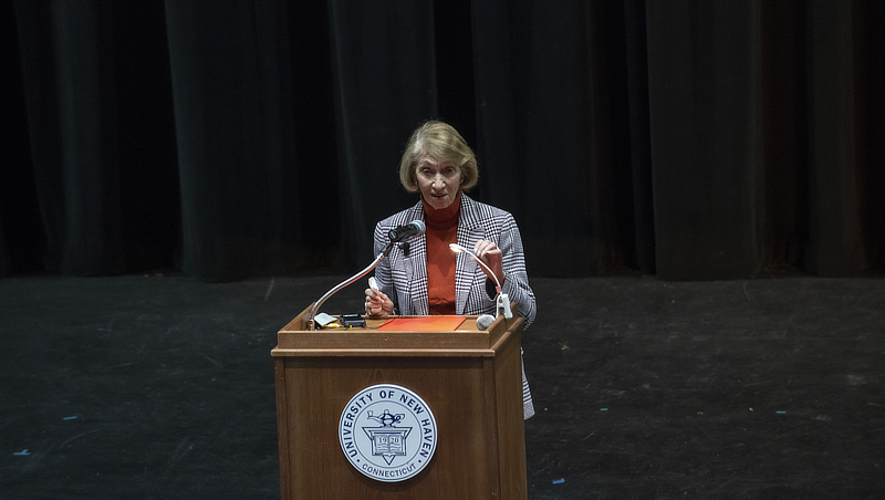大屠杀幸存者伊娃·布鲁斯特·库珀在仪式上向大学社区讲话。