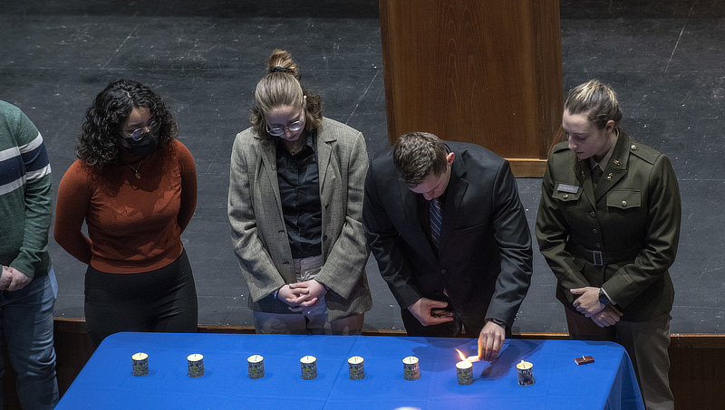 学生们点燃蜡烛，纪念在大屠杀中遇难的人，并向那些提供援助或帮助的人表示敬意。