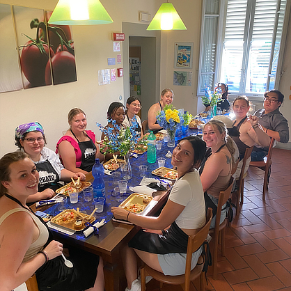 在意大利，学生们一起用餐。