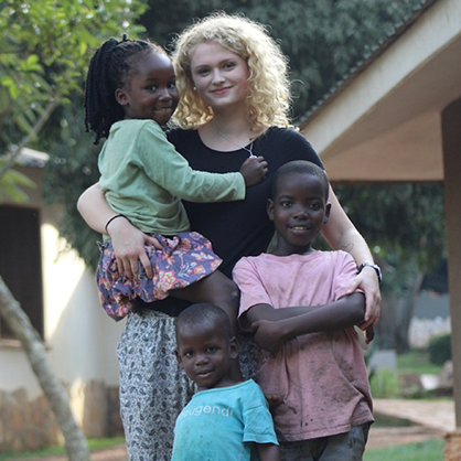 兰妮菲利普斯的形象与孩子从她最近去乌干达。