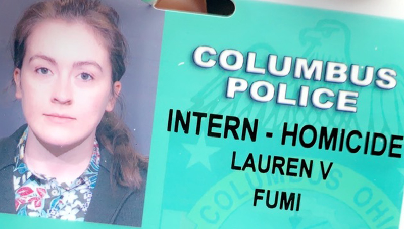 劳伦·富米哥伦布分局警察身份证的图片。