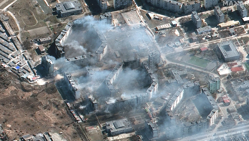 Maxar卫星图像显示，乌克兰马里乌波尔东北部的公寓楼正在燃烧。