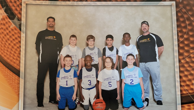 几年前，菲利普·霍华德(左)和他儿子的青年篮球队在斯坦福德和平篮球联赛中。