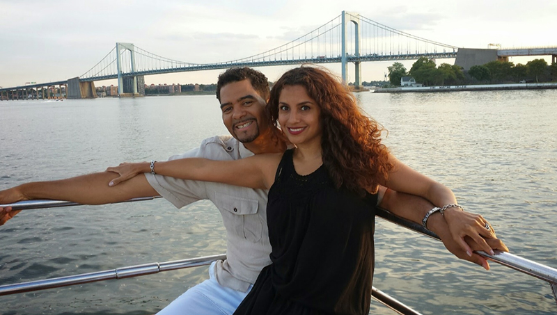 菲利普·霍华德和他的妻子贾妮娜在曼哈顿东河的日落巡航。