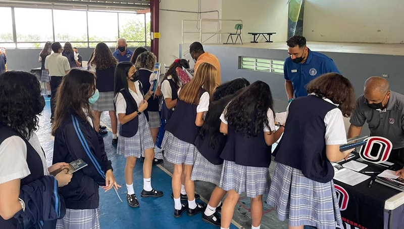 Philip Howard在波多黎各Guaynabo的Colegio Adianez举行的Autopista美洲之旅2022年春季大学博览会上。