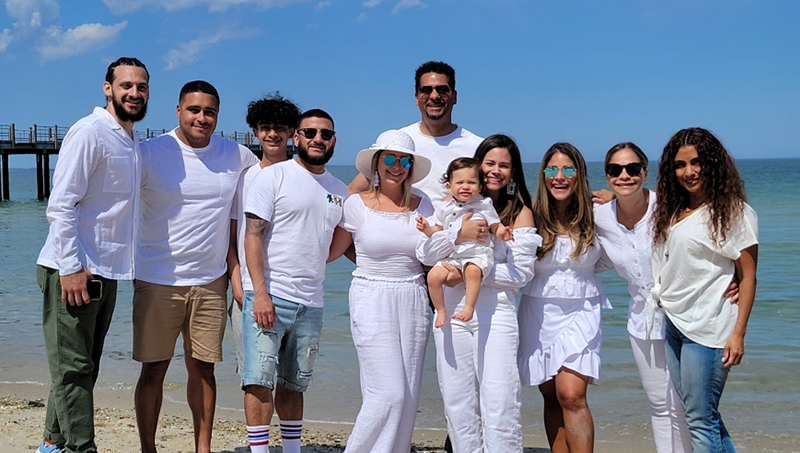2021年春天，菲利普·霍华德(中)与家人在玛莎葡萄园岛度假。