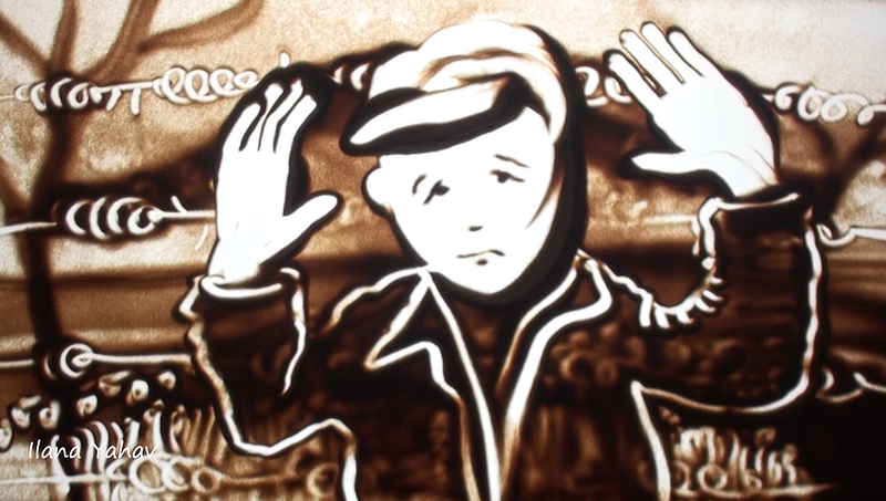 Ilana Yahav拍摄的一个男孩从沙滩艺术视频中举起双手的静止图像。(图片来源:费城犹太联邦大屠杀纪念馆沙艺，伊拉娜·亚哈夫)