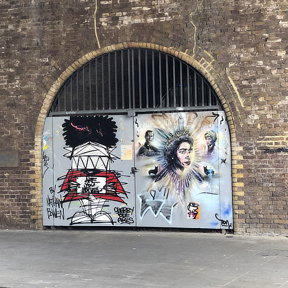 艺术在伦敦市中心赞扬英国女王伊丽莎白二世。