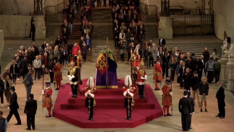 Brennig约翰逊26和诺亚Iott 25(右)最近瞻仰了英国女王伊丽莎白二世。(礼貌:英国广播公司)