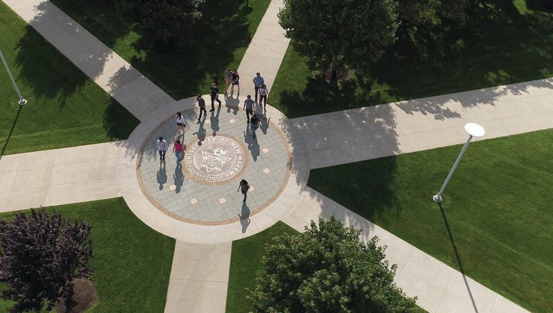 纽黑文大学在马克西德赢vwin官网AC米兰android版下载广场中心的海豹照片。